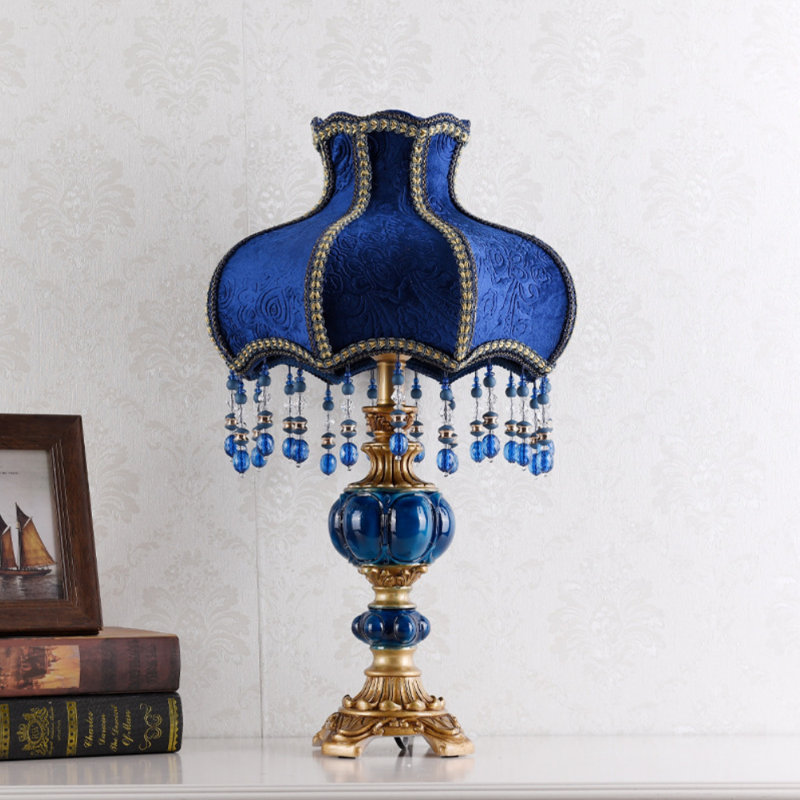 Lampe de table traditionnelle en velours bleu royal avec pampilles