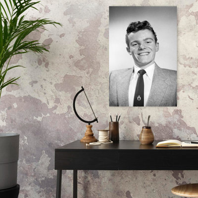 Portrait des années 1950, jeune homme avec une coiffure typiquement pompadour chez un adolescent portant une cravate de sport souriant souriant à la caméra