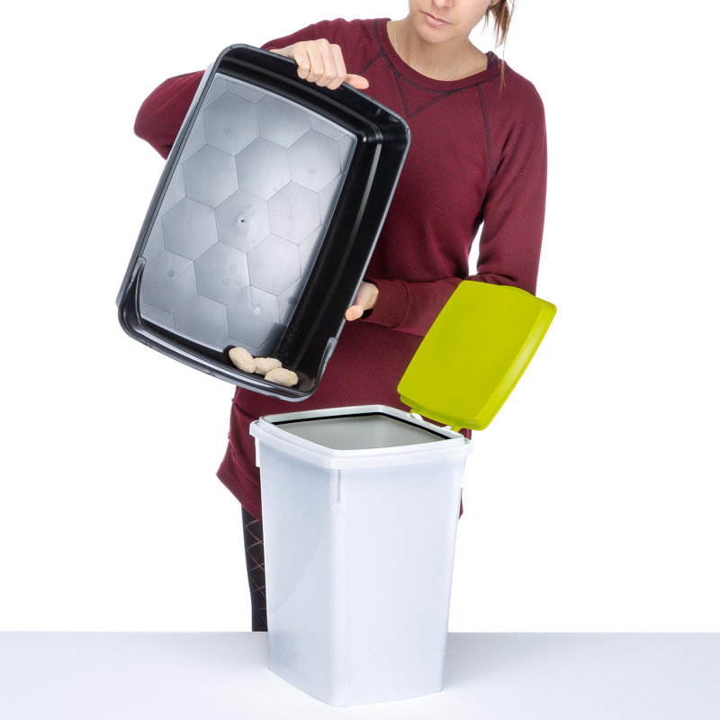 Red Plastic Open Cat Litter Box with Sieve and Guard