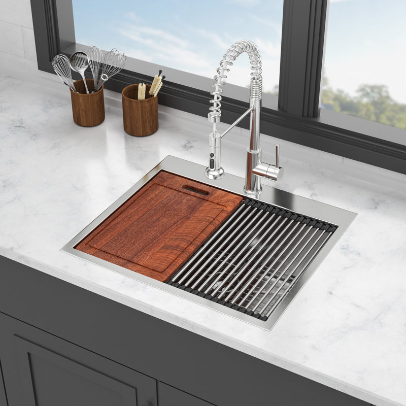 Polyvalent évier de poste de travail en acier inoxydable au design sophistiqué parfait pour les cuisines modernes