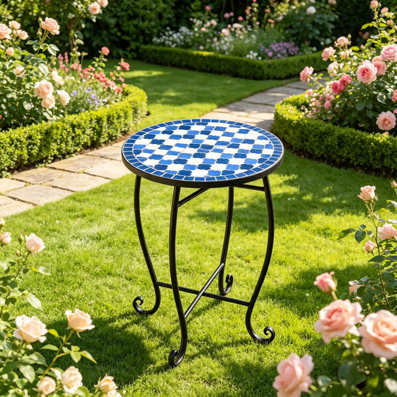 Table de bout d'extérieur en mosaïque florale bleue et noire, table basse d'appoint en métal à base en X, support à plante décoratif avec pieds de protection pour une utilisation à l'extérieur près de la piscine