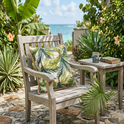 Coussin décoratif carré d'extérieur avec imprimé aquarelle de feuilles de palmier tropicales et bordure en jute naturel, en polyester résistant aux intempéries, pour canapé de patio et sièges de jardin.