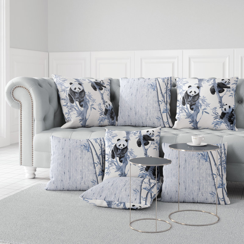 Oreiller réversible intérieur / extérieur Climbing Panda, H 20 po x l 20 po, Bleu et noir