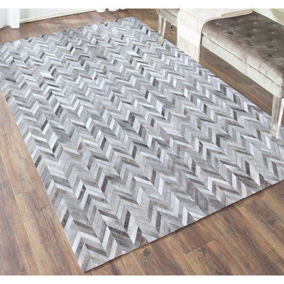 Tapis géométrique moderne en peau de vache gris et beige