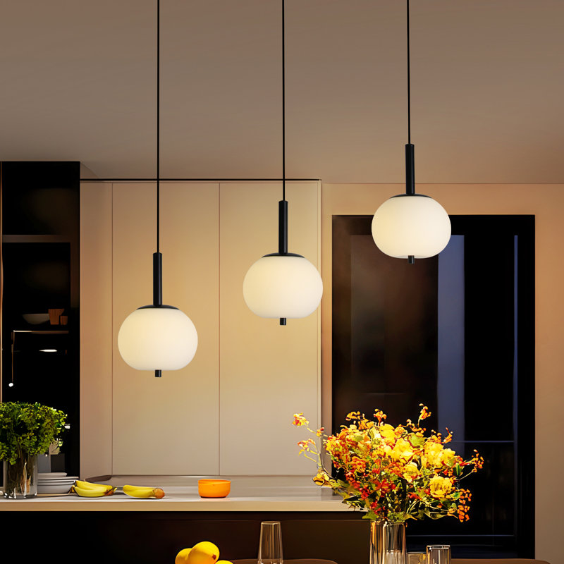 Luminaire suspendu moderne à 3 lumières avec abat-jour sphériques en verre blanc givré et métal noir sable pour les espaces de vie et de salle à manger