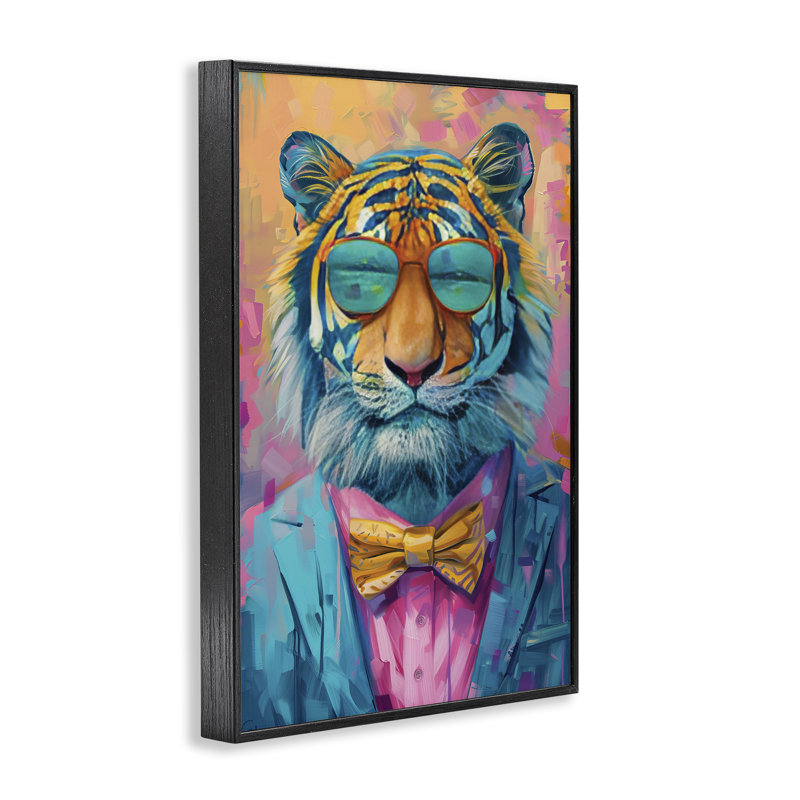 Tigre souriant souriant, estampe numérique, design par LSR Design Studio, H 18 po x l 12 po, Giclée encadrée noir minuit