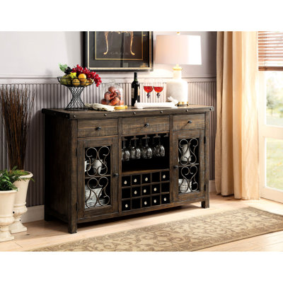 Desserte 1 pièce en noyer rustique avec métal, verrerie suspendue et porte-bouteilles, salle à manger en bois massif avec détails de volutes de style transitionnel, verrerie, tablettes à tablettes, contemporain