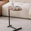 Table d'appoint brune en forme de C