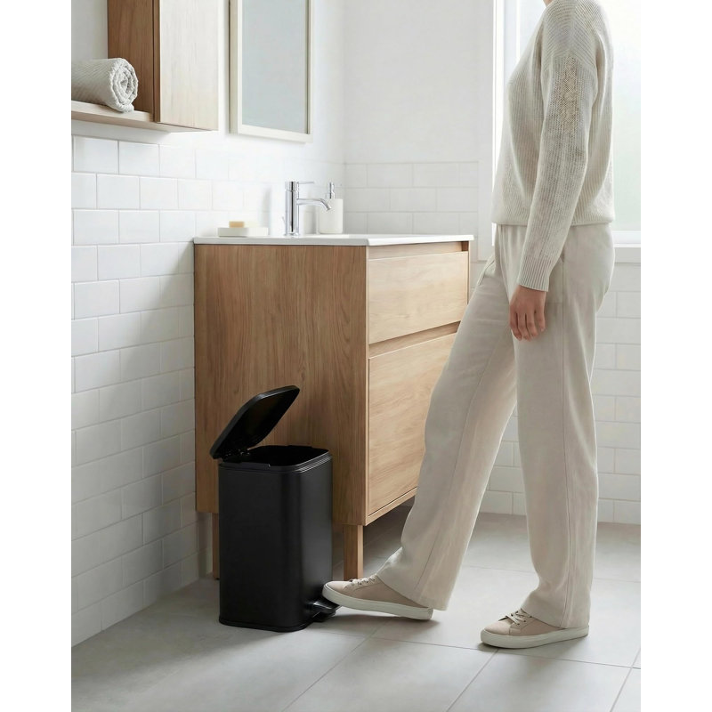 Poubelle de salle de bain 1,3 gallon, poubelle en acier inoxydable avec couvercle à fermeture en douceur et seau amovible, noir mat