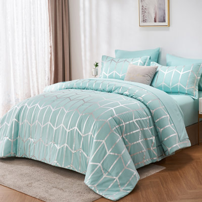  Ensemble d'édredon à motif géométrique grand format 7 pièces, literie moderne à chevrons métallisés argent sur fond bleu clair en microfibre toutes saisons dans un sac avec draps et taies décoratives
