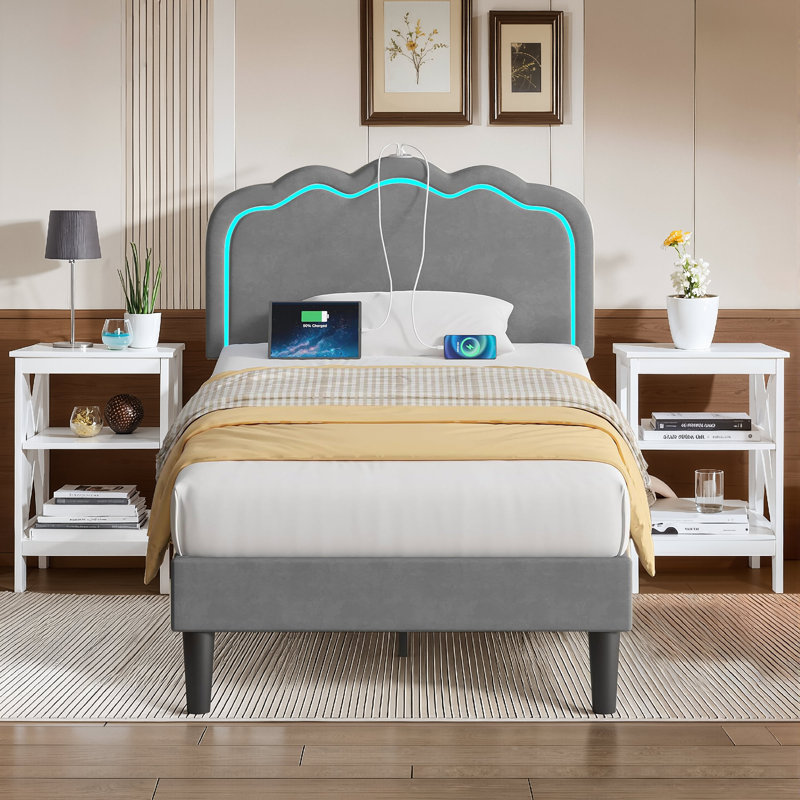 Lit simple tapissier avec 2 tables de chevet - lumières DEL et station de charge, ensemble de chambre à coucher moderne