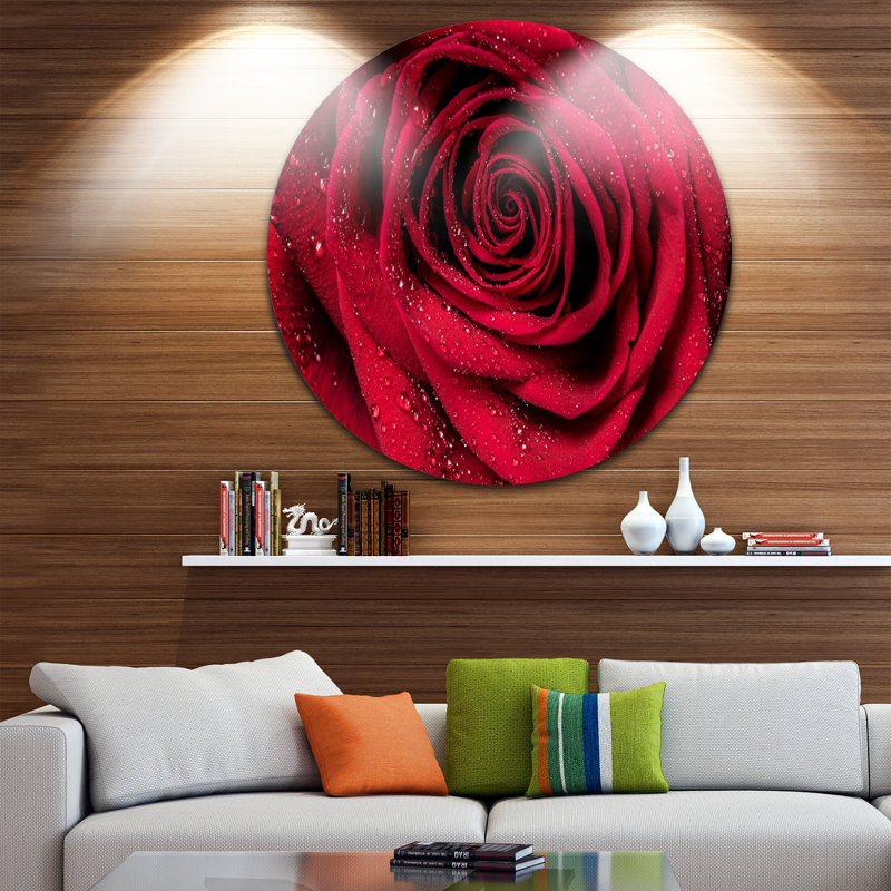 «Red Rose Petals with Rain Droplets», photographie, H 23 po x l 23 po x P 1 po, Métal métal