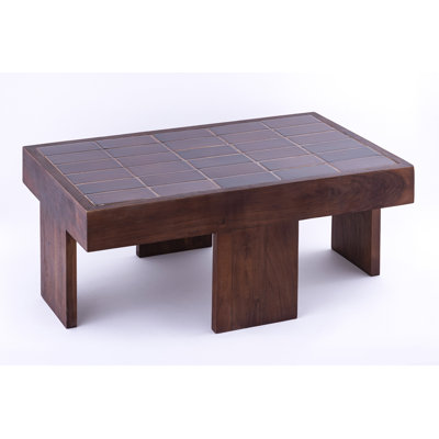 Table en bois avec plateau en tuiles