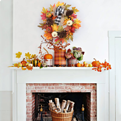 Couronne d'automne artificielle de 50 cm (20 pouces) pour porte d'entrée, ornée de citrouilles, pommes de pin, feuilles d'érable et nœud à carreaux, idéale pour la décoration intérieure et extérieure de votre porche ou de votre maison à l'occasion de Thanksgiving.