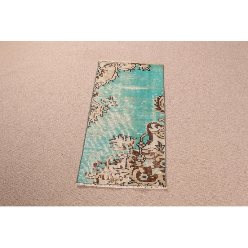 Charmant tapis vert antique idéal pour les espaces d'entrée rehaussant l'esthétique rétro de votre maison
