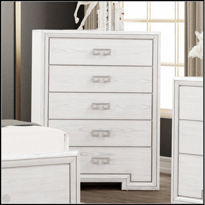 Commode de style transitionnel avec glissières à roulement à billes, tiroirs à queue d'aronde anglaise et poignées en métal pour mobilier de chambre blanc rustique