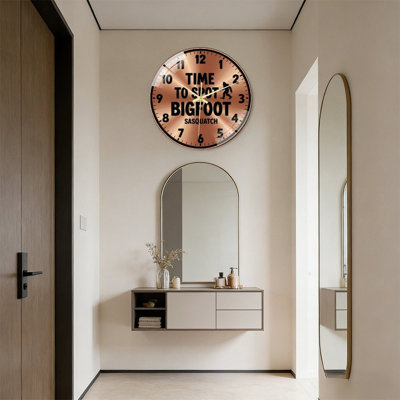 Horloge murale de fantaisie avec silhouette Bigfoot et inscription «Time To Spot Bigfoot», chiffres noirs plats, mouvement à quartz silencieux et façade en verre trempé. Décoration murale amusante et rustique pour les cabines et les garages.