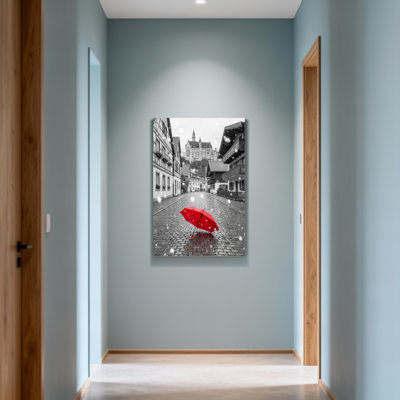 Scénique et paysage urbain parapluie rouge sur la rue pavée avec château
