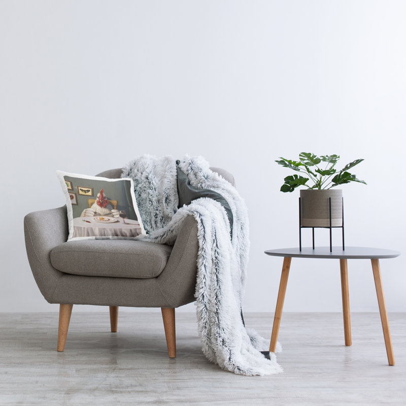 Coussin décoratif à imprimé de drôles de poule et d'œuf, par Lucia Heffernan