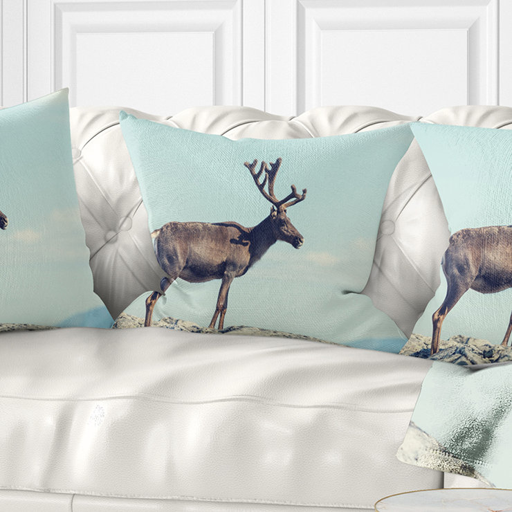 Grand renne en Norvège - oreiller imprimé animal, 18 po x 18 po, Coussin décoratif