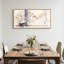 Branches de baies rouges et bleues avec vases en céramique sur toile neutre-653808319