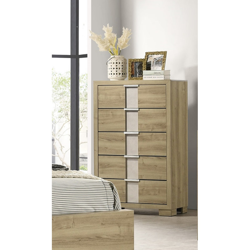 Commode haute en bois flotté avec cinq tiroirs, parfaite pour maximiser le rangement dans les petites chambres et ajouter une touche rustique.