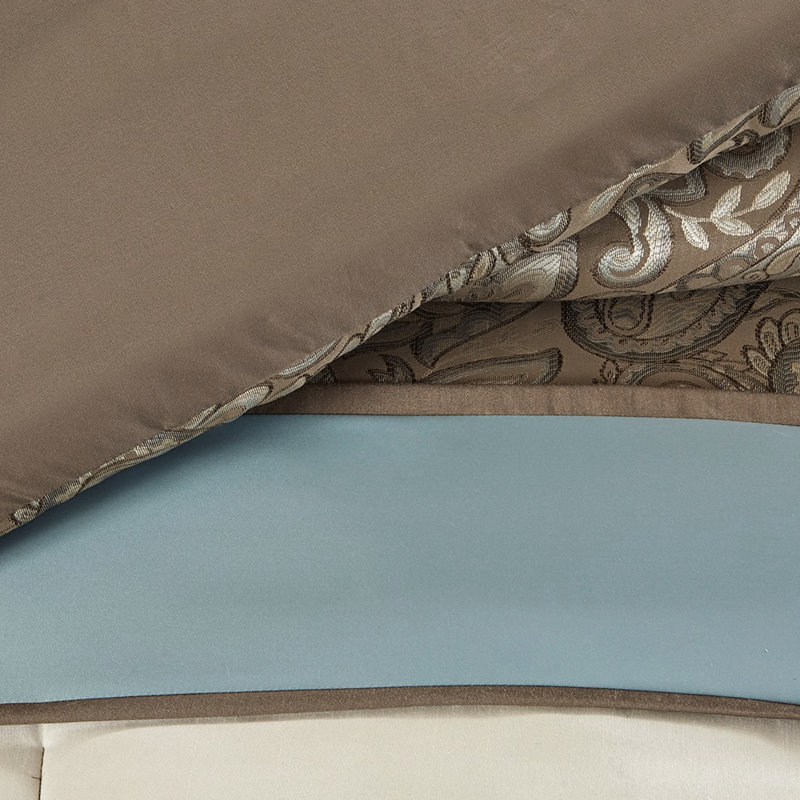Édredon - 7 pièces. En bleu, brun et avec un joli motif cachemire. Livré avec taies décoratives, pièce décorative pour grand lit. Enchanteur inclus et décoratif