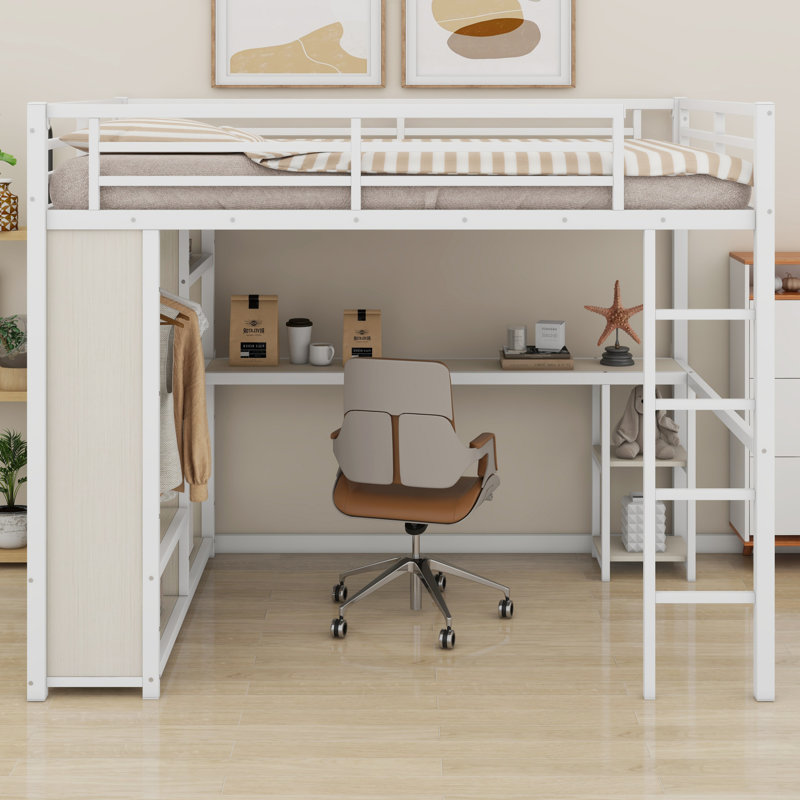 Structure de lit mezzanine avec garde-robe intégrée, bureau et tablettes de rangement