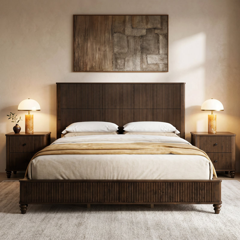 Ensemble de chambre à coucher, Noyer, Très grand, Trois articles : lit, deux tables de chevet