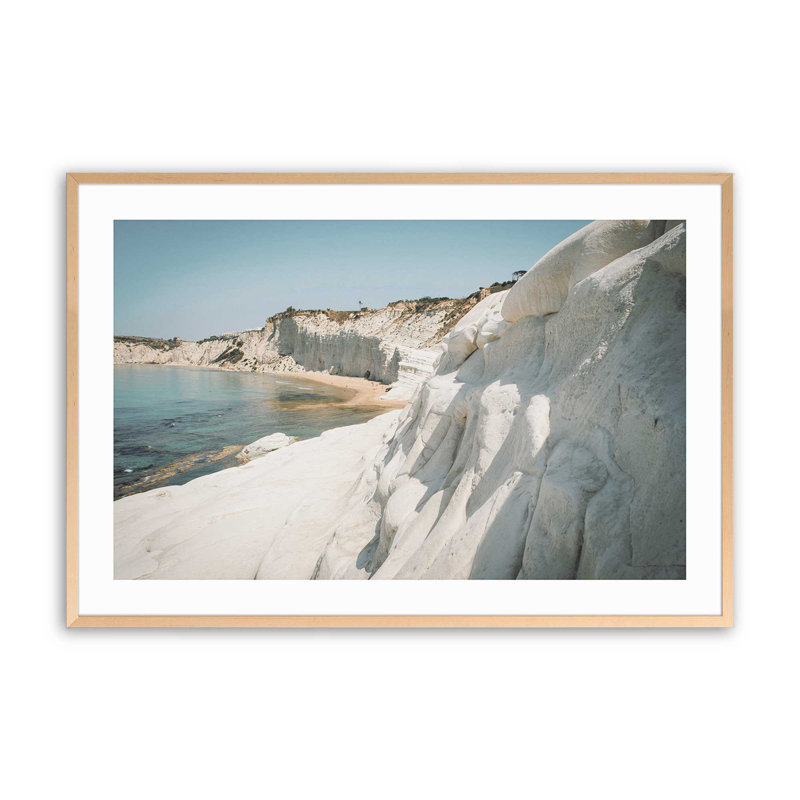Motif de falaises blanches, dans un cadre en chrome poli, Érable brut encadré, H 9 po x l 11 po x P 1,25 po