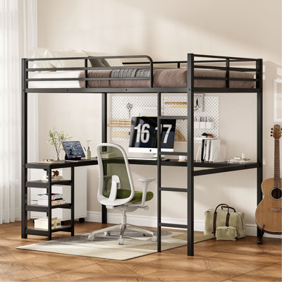 Lit mezzanine double avec bureau et tablettes ouvertes, cadre de lit en métal robuste avec garde-corps et échelle de sécurité, lits mezzanine avec bureau en L à finition bois rétro, noir