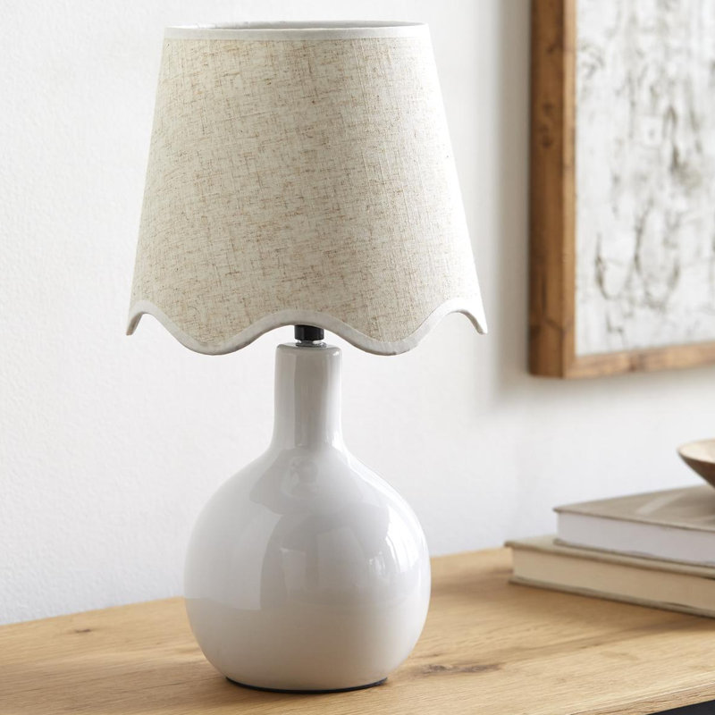 Lampe de table Canvey Maura, Blanc, Beige, H 15 po x l 9 po x P 9 po