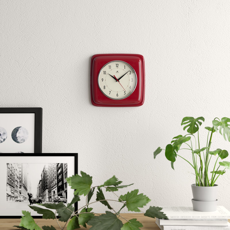 Horloge murale en plastique 9,25 pouces Orrwell, Rouge