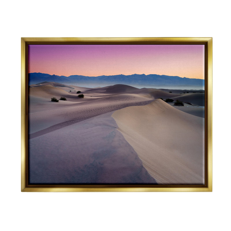 «Desert Dunes Pink Sunrise» par Sally Swatland - photographie, H 25 po x l 31 po x P 1,7 po, Cadre flottant métallique doré