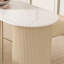 Une table de bar de style crème légère et luxueuse-134099969-134100095-134100093