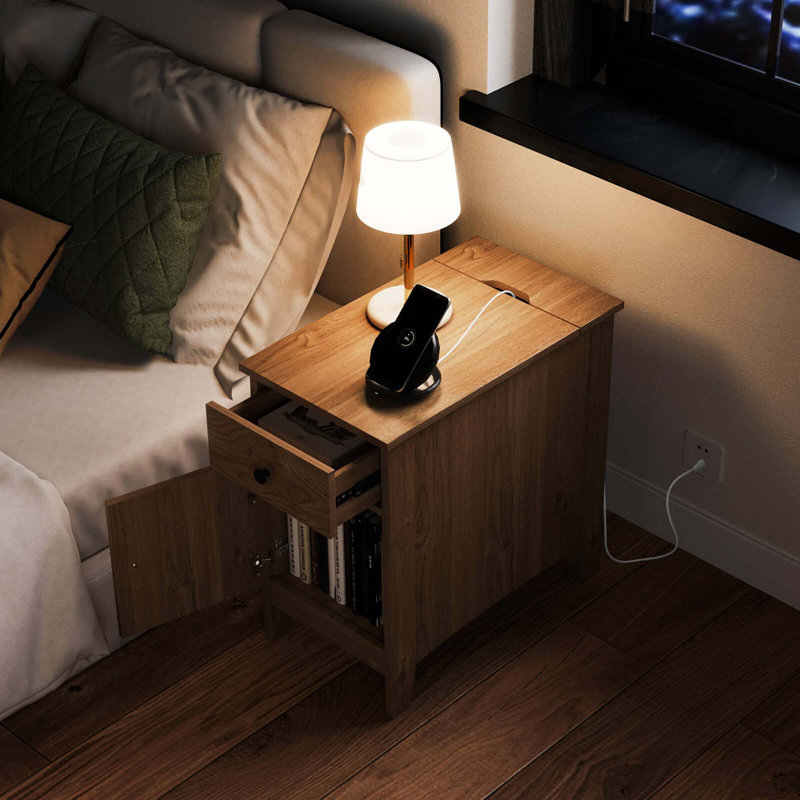 1 table de bout avec station de charge et table de chevet avec ports USB et prises