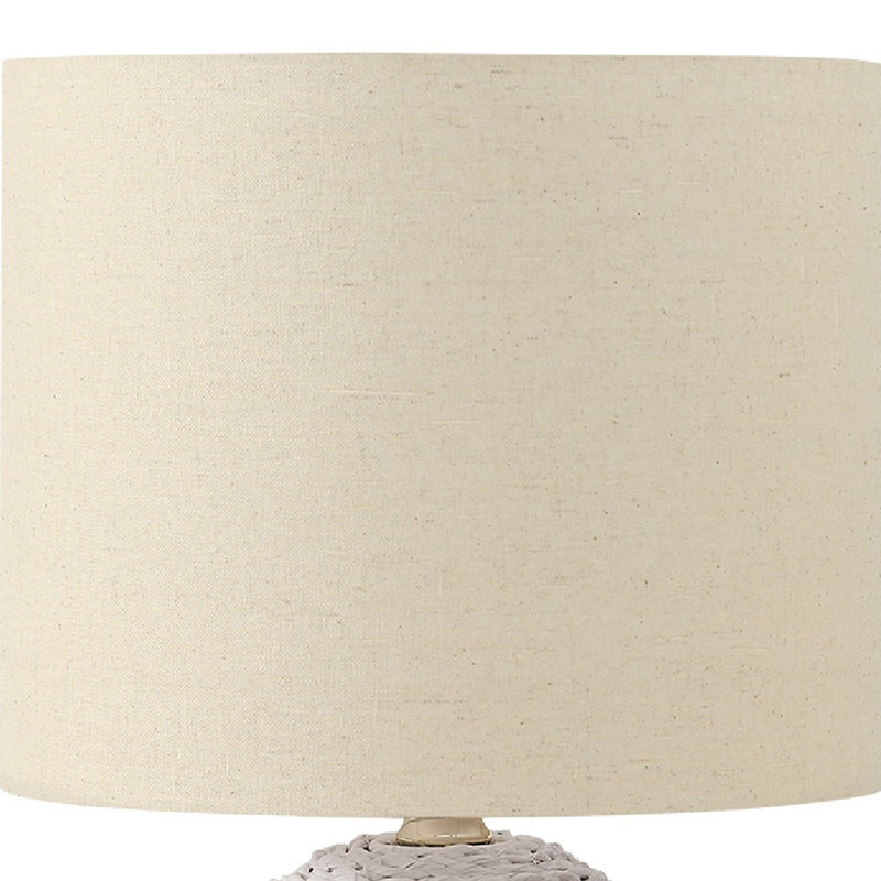 Lampe de table Ezzy avec base en rotin blanc, abat-jour en lin ivoire, Blanc