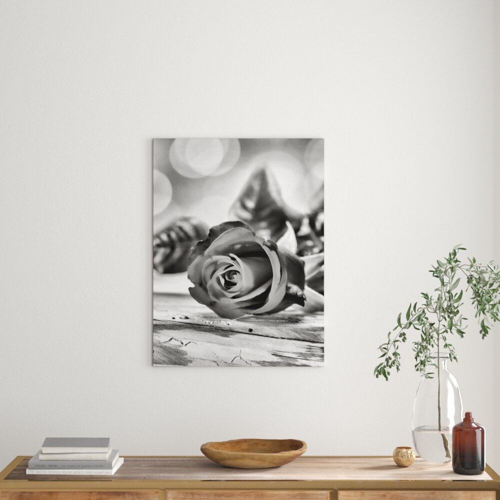 Leinwandbild Rose auf Holztisch