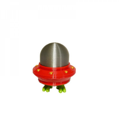 Figurine extraterrestre imprimée en 3D portant un casque dans un vaisseau spatial rouge