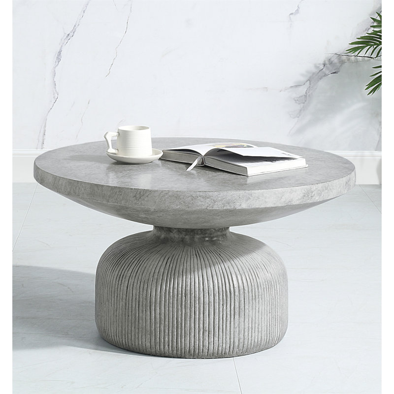 Table basse grise patinée avec plateau rond et base piédestal