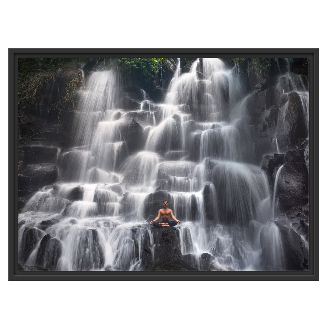 Gerahmtes Wandbild Yoga am Wasserfall in Bali