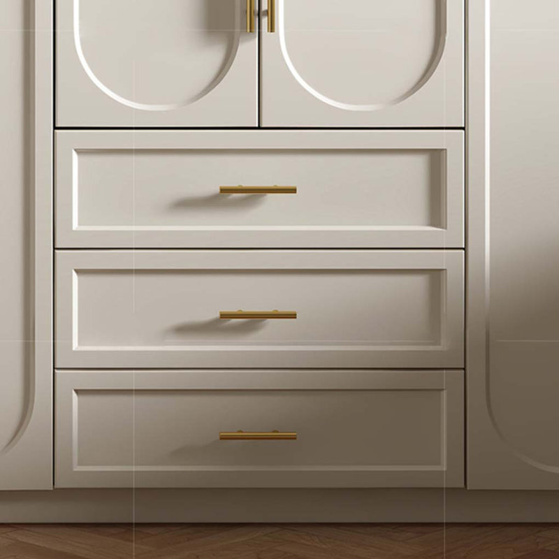 Garde-robe minimaliste moderne de couleur crème
