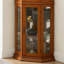 Vitrine d'angle éclairée, fini chêne, avec étagères réglables et fond miroir, meuble de rangement pour objets de collection, poignées en laiton, idéal pour le salon, la salle à manger et le bureau.