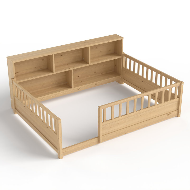 Un lit de plancher en bois de grande taille avec une barrière de sécurité de style clôture, avec une fonction décorative de rangement latéral, et sa couleur est naturelle