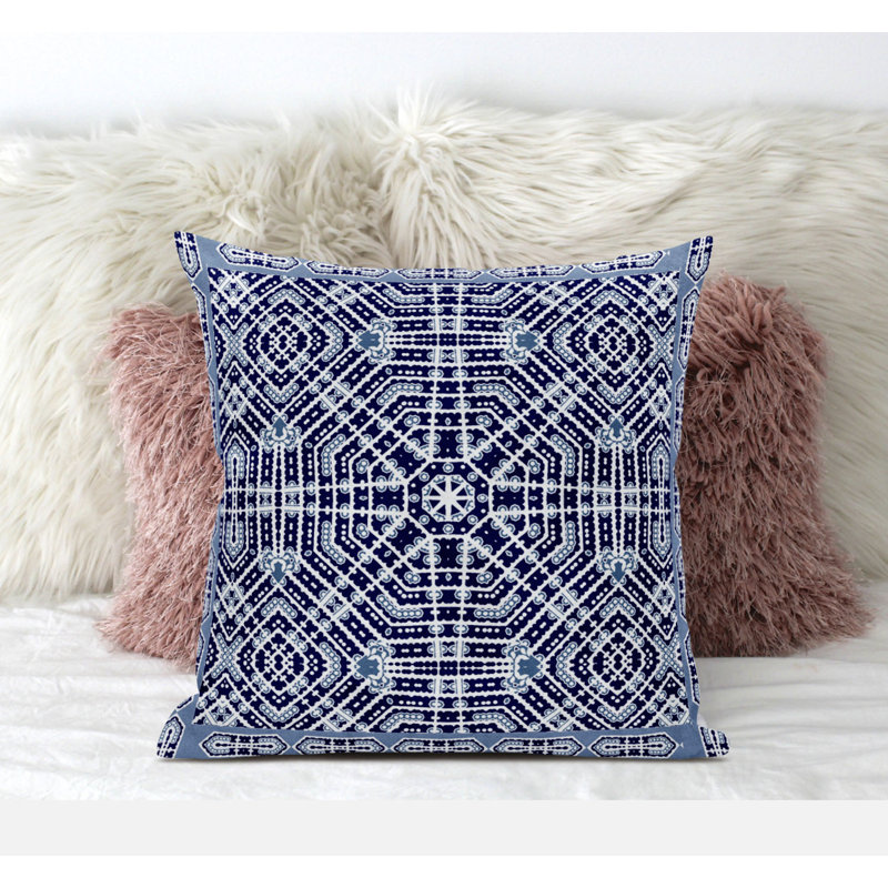 Coussin en suède avec fermeture à glissière Wreath Palace, 16 po x 16 po, Blanc / Bleu marine