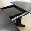 Table de salle à manger extensible ovale avec rallonge amovible, base en X noir foncé, 6 places, plateau en bois moyen, 59 po x 43 po