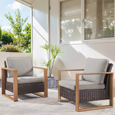Ensemble de 2 fauteuils club en osier d'extérieur Drazen avec coussins épais et accoudoirs uniques en grain de bois