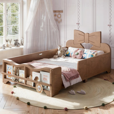 Lit plateforme pour enfants avec garde-corps complets, tête de lit en forme de nœud papillon et bibliothèque latérale intégrée, finition en bois naturel, aucun sommier nécessaire