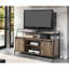 Meuble télé rustique avec porte coulissante de style grange, en chêne et noir, compatible avec les écrans jusqu'à 58 pouces (147 cm).