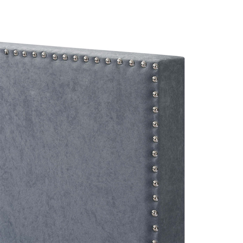 Luxueux lit plateforme tapissier en velours avec garniture cloutée et structure en bois robuste, idéal pour les chambres élégantes et confortables.